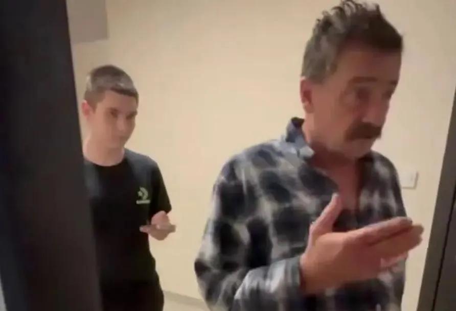 据乌克兰媒体报道，在乌克兰西部利沃夫州维尼基市，一名在战场上受伤的亚速系武装分子