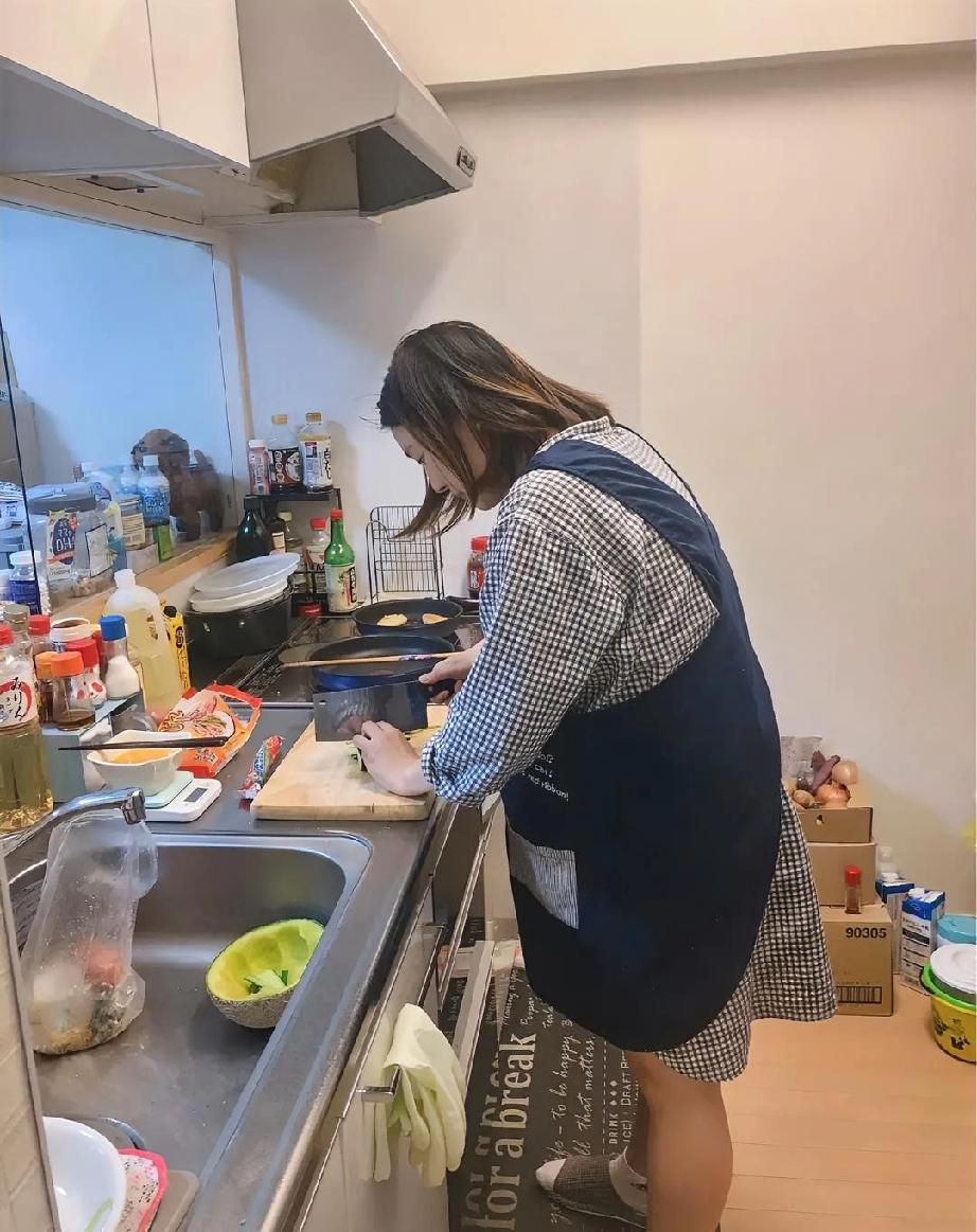 我媳妇怀着儿子半夜饿，我懒得多动让她自己煮面，结果挨了我爸两个耳光，鼻血都下来了