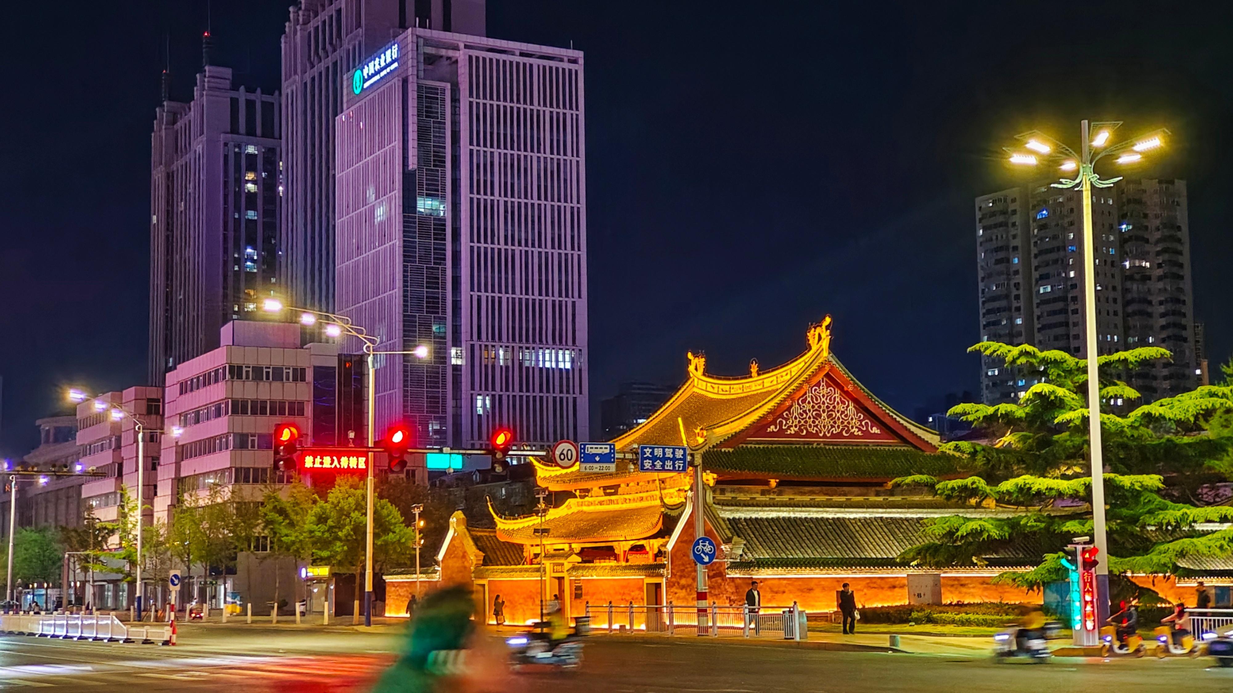 很奇怪，烟台不像其他沿海城市，它很静，静的不像山东第三座万亿城市，静的不像198