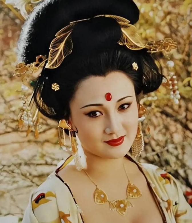 公元745年，杨贵妃不小心弹错一个音符，61岁的唐玄宗突然抄起玉笛，狠狠砸向她的脖颈