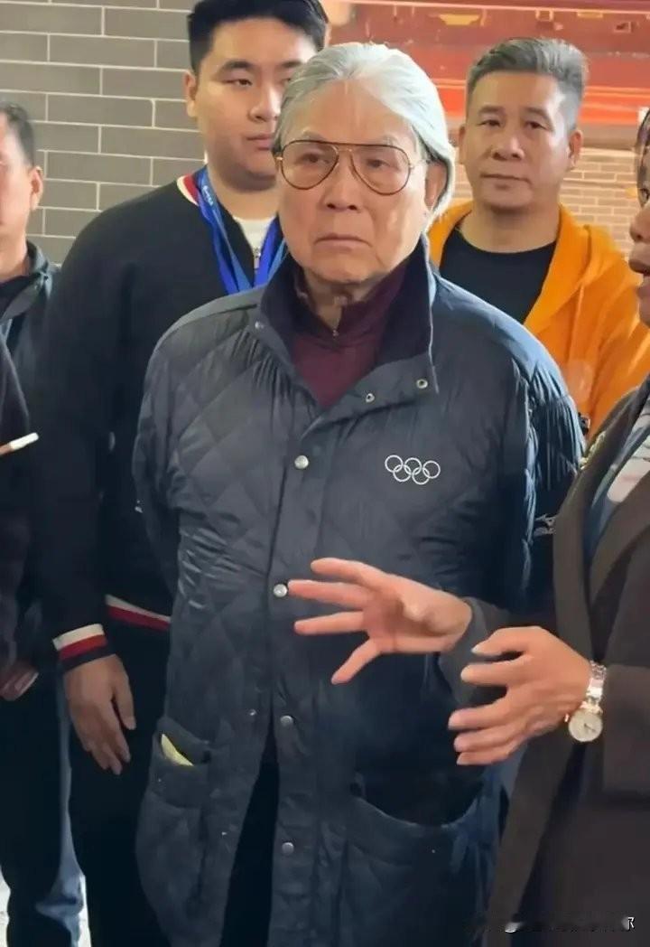 果然人越老越明白。我问邻居，霍震霆这么有钱，离婚二十年为啥不再找一个？邻居