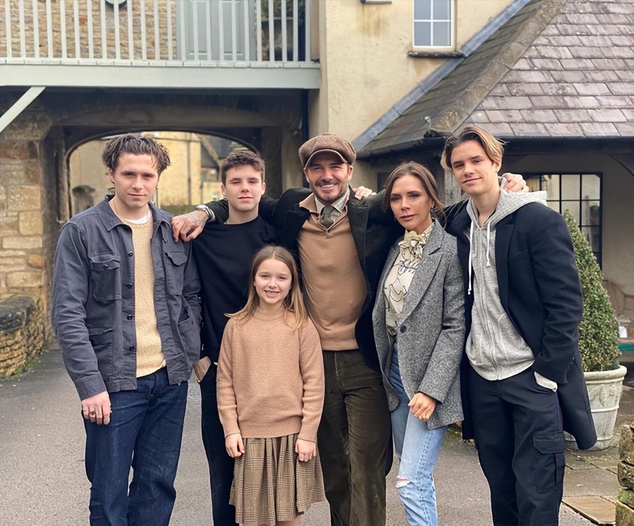 贝克汉姆26岁的大儿子布鲁克林，竟给亲爹妈发了律师函！这操作够狠吧？这哪是婆