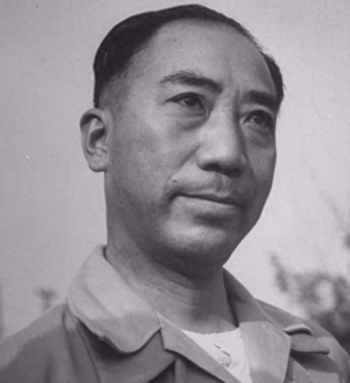1951年，几个农民用铁镐敲开了戴笠的水泥墓，棺材中除了他的遗骸外，还有一把一尺