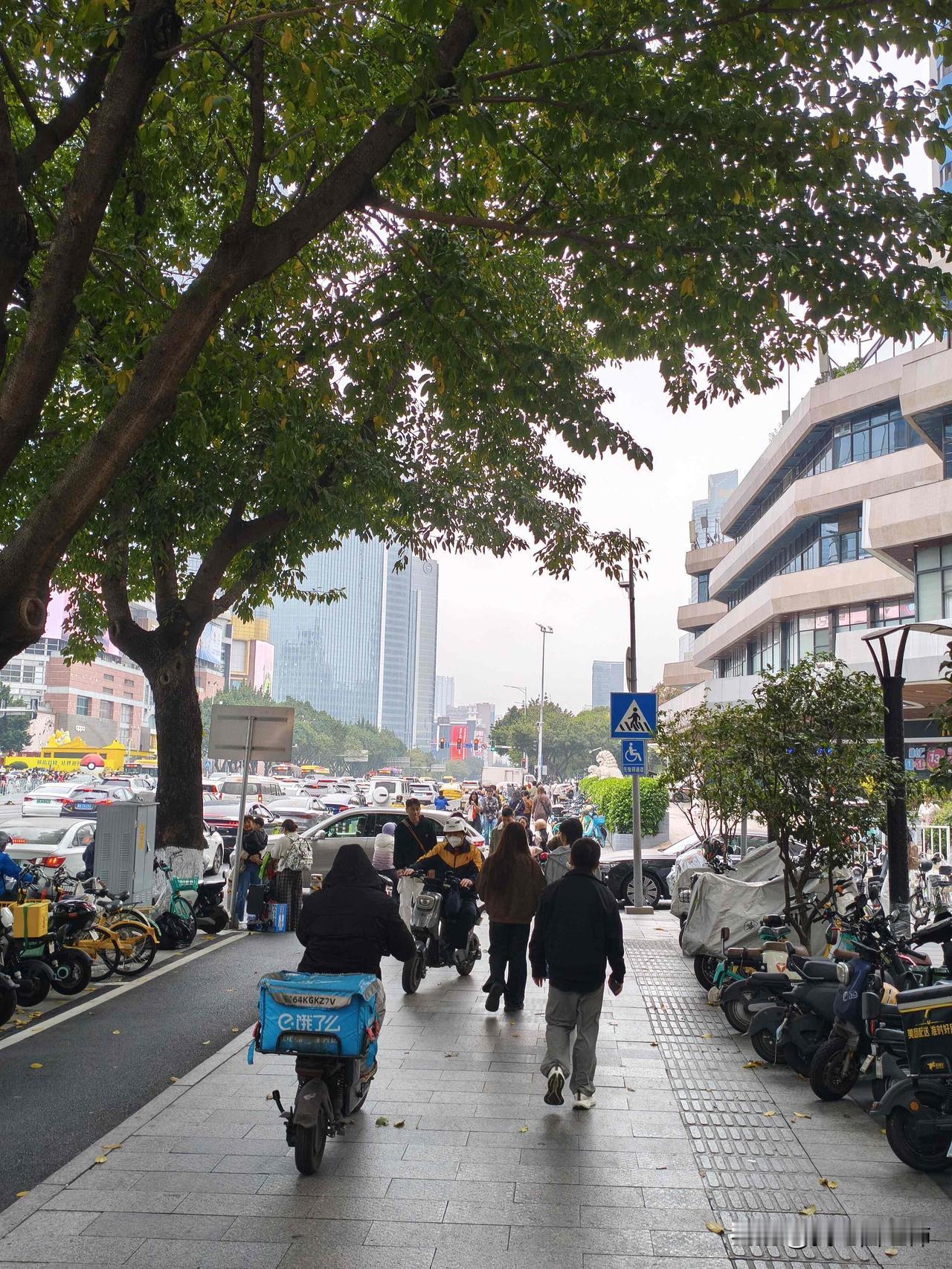 天啊！这样骑车上下学迟早出事！昨天中午放学回家，小儿子非常委屈地跟我说：妈妈，