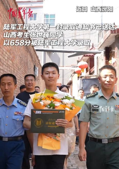 “光宗耀祖了！”近日，山西，男生听到敲门声，以为是快递！结果，打开门却发现门口站