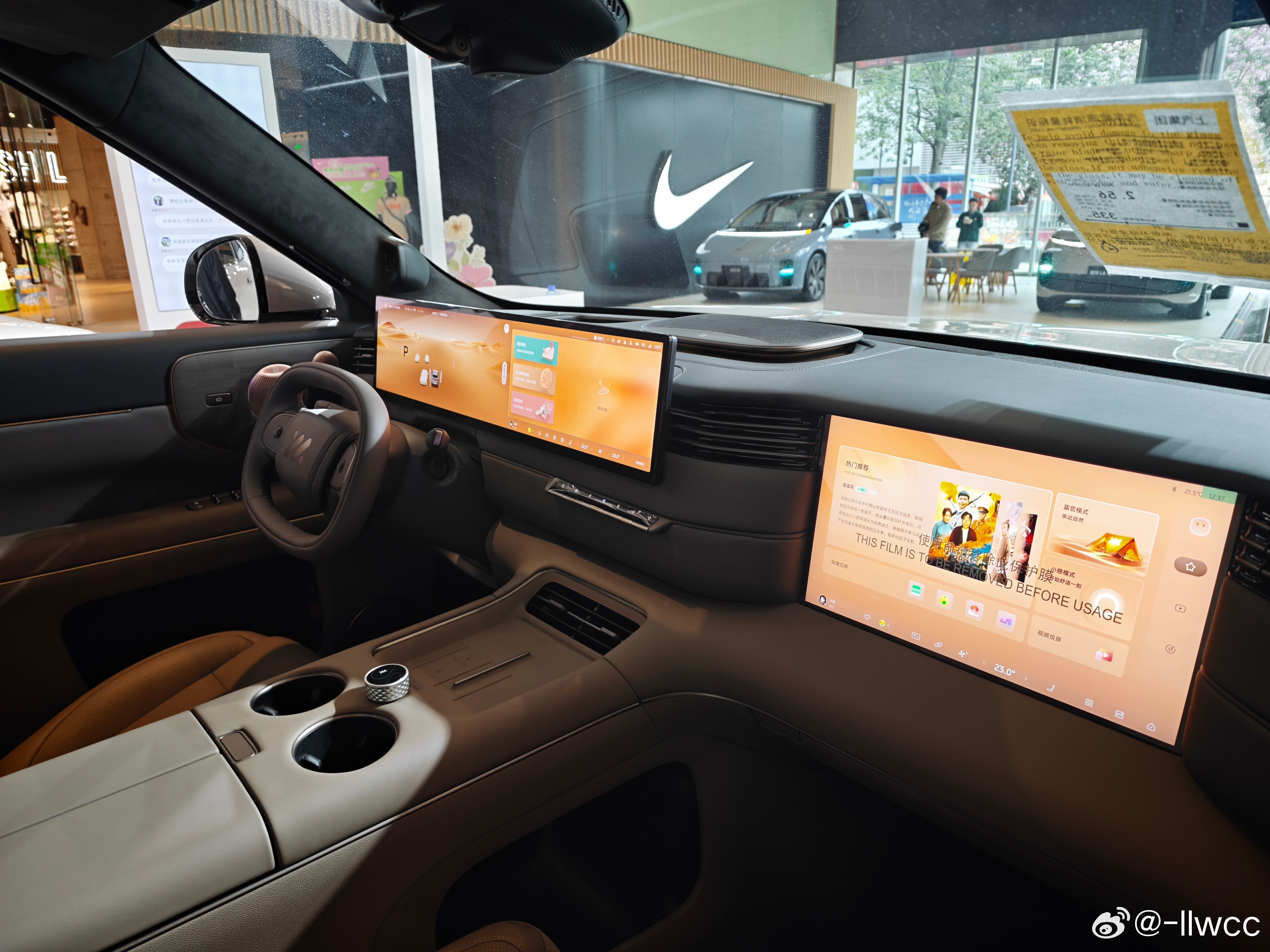 没想到商场里已经有智己LS8了，感觉实车比看图还是要顺眼那么一点。空间大的夸张，