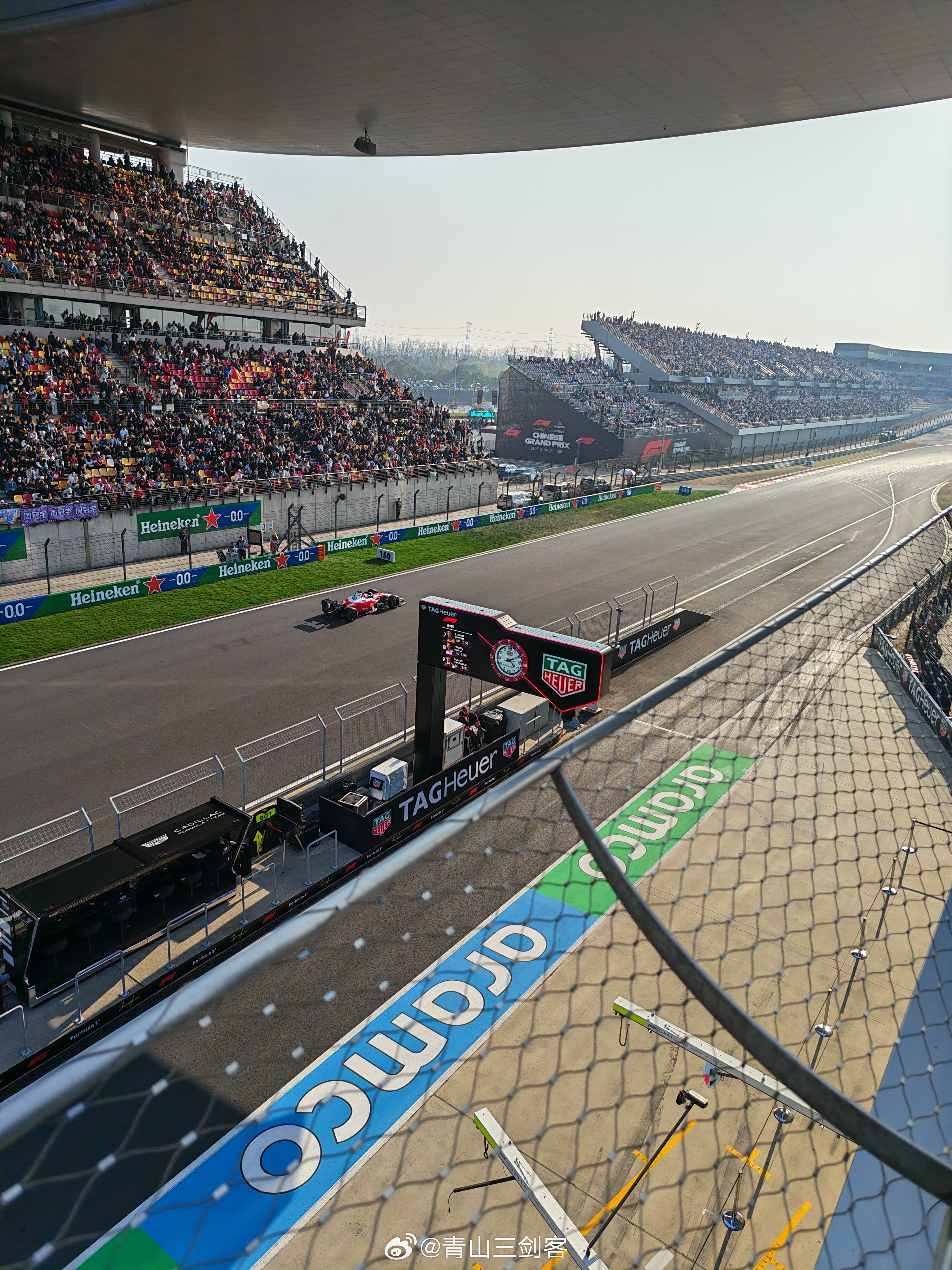 今年F1规则大变，减重瘦身得很严重，连轮胎都也不例外，前轮缩小25mm，后轮缩小