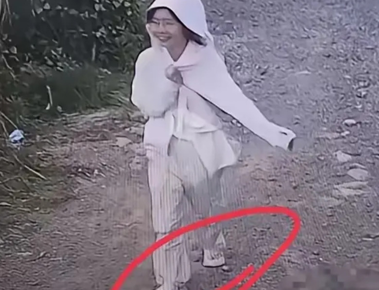 一个女孩子敢单独去如此偏僻的风景圣地，她究竟从哪里来的勇气？看到她最后的影像露出