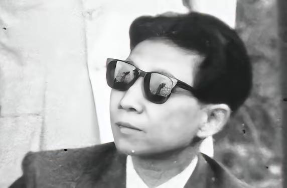 1946年，南京街头，一个穿旗袍的女人，被陌生人摸了下屁股蛋儿，她叫孔令俊，这个