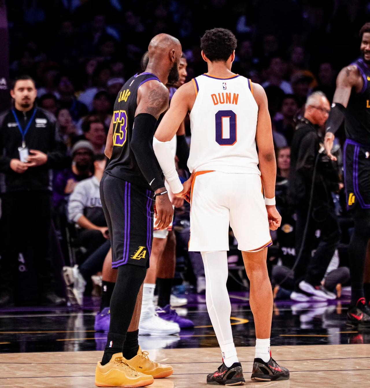 狂砍28分12助攻4抢断，他只是让权，并不是变弱了一看是老詹头单核率队的湖人，