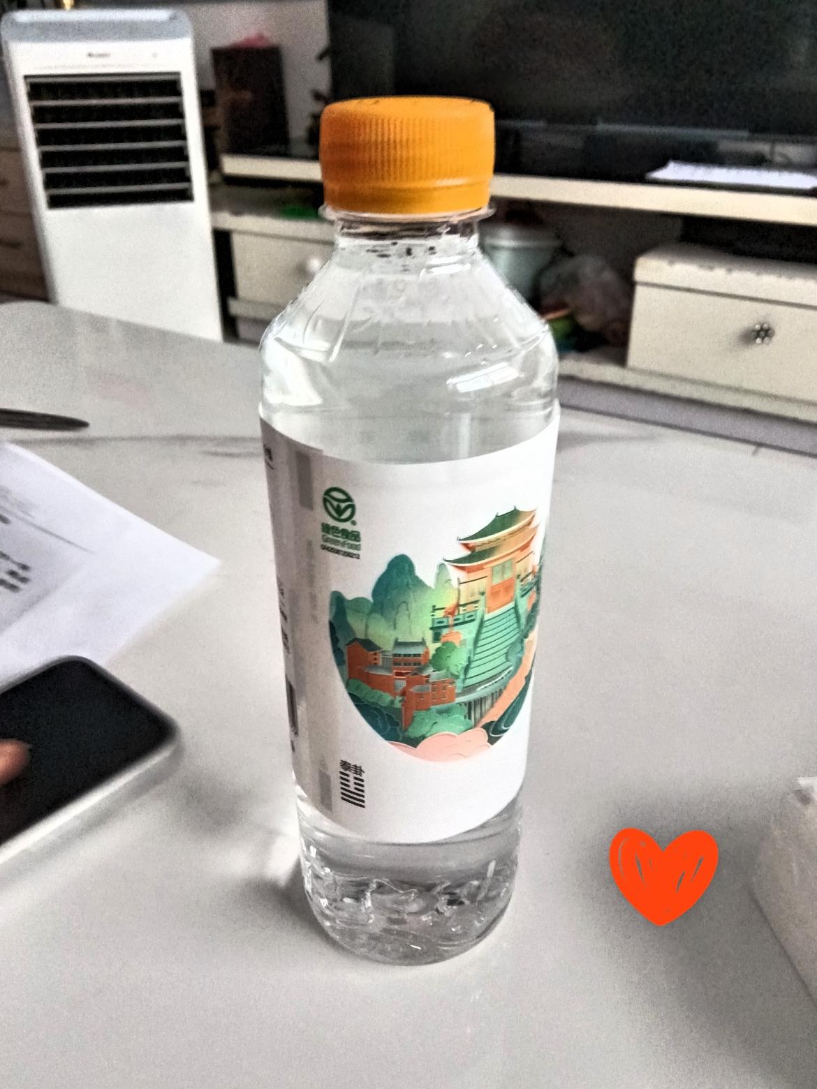 下班回到家，往桌上随手放了这瓶水。忙活一整天，口干舌燥，啥饮料都不想喝。就想拧开