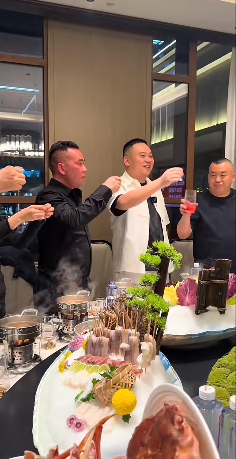 上海阿牛哥，喝了半斤出口版的53度茅台酒，脸红得像西瓜汁，而站在他旁边的北京坤哥