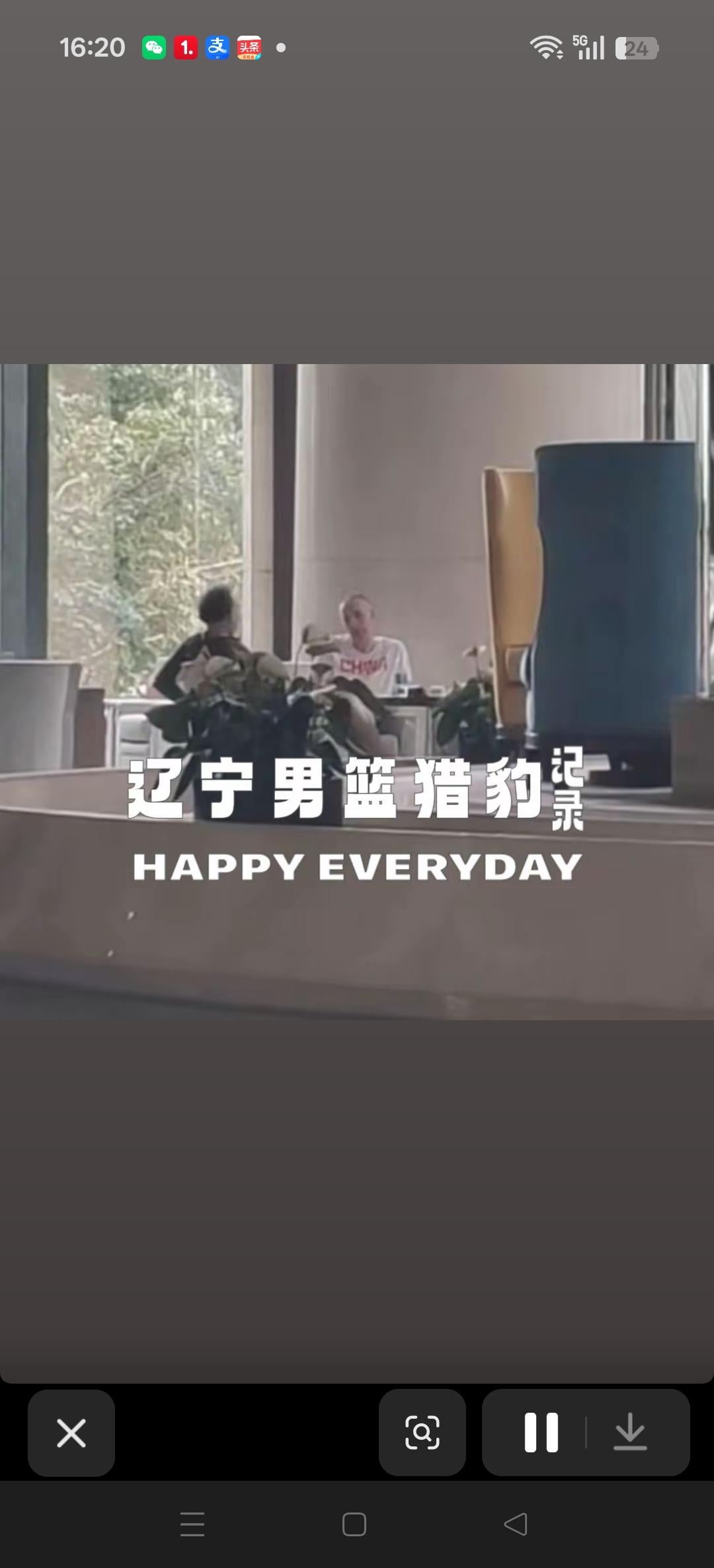 队主帅乌戈这是在与中国男篮助理教练讨论战术吗？还是在了解赵继伟的伤情？[比心]