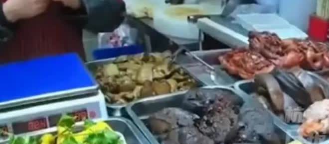 男子去买白斩鸡，店家说1斤3两31元钱，接着就要给男子凉拌，但是男子阻止了店家的