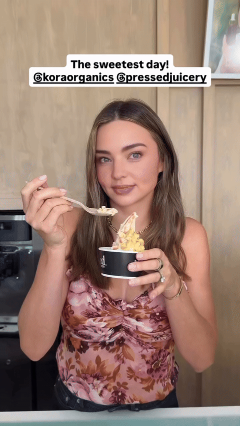 营业中的MirandaKerr米兰达可儿，比手中的雪糕还要沁甜​​
