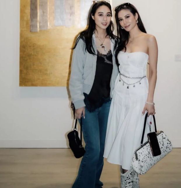 何超欣林心儿一起参观巴塞尔艺术展林心儿的妈妈谢玲玲也跟女儿一起参观