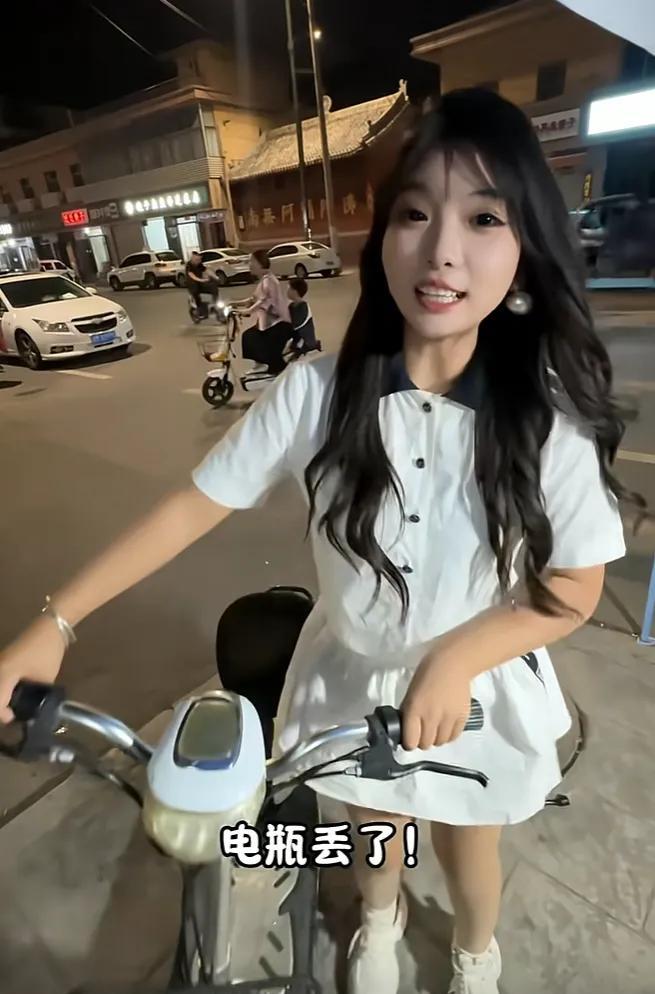 某一天萌妹子到修车店萌妹子：电瓶丢了。老板：一组电瓶400元，明天到货。