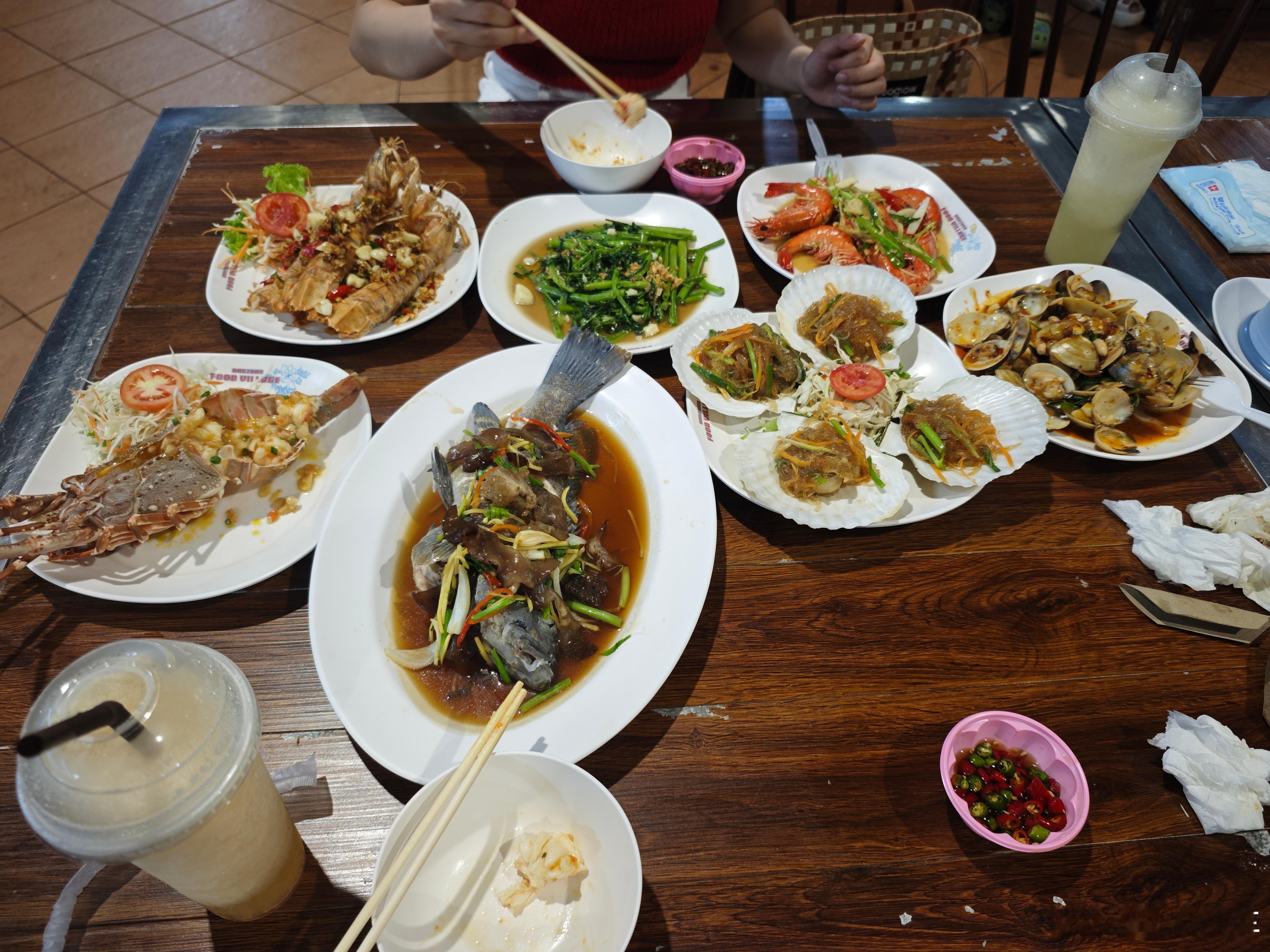 连吃两天有点点腻我对这玩意儿不是很有兴趣哈哈昨天的那一桌价格揭晓海鲜食材1