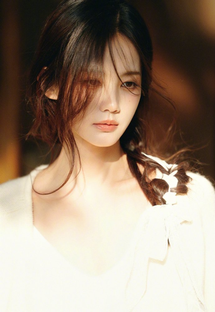 李一桐连哭都这么美李一桐的哭戏堪称“破碎美学天花板”，她从不是单纯流泪，而是把情