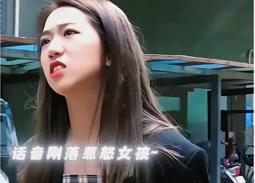女生去照顾她生病的男闺蜜彻夜不归，男友知道后，两人随即在大街上就发生了争吵。女生
