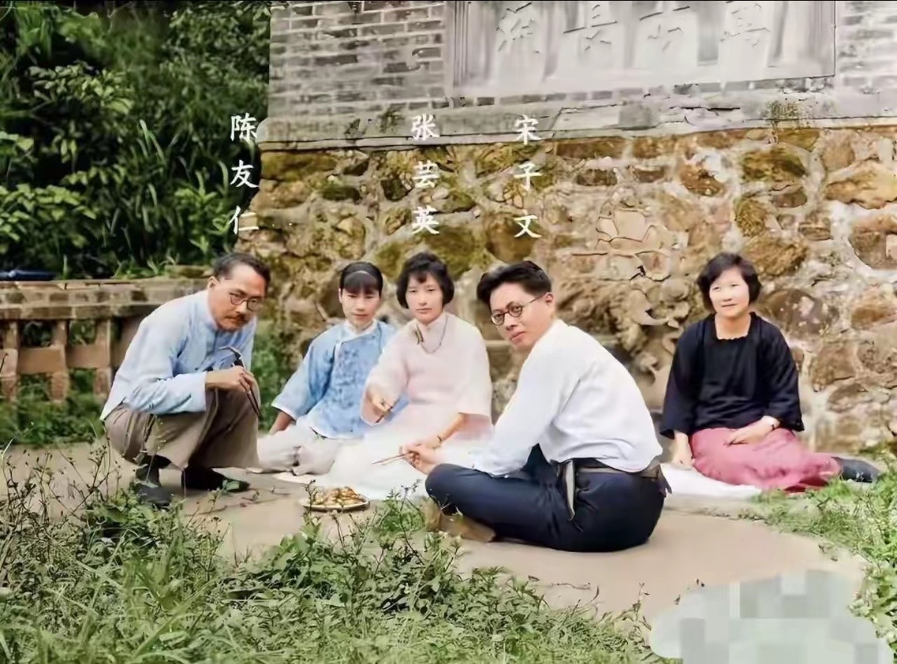 没想到当年手握广州国民政府财政大权的“国舅”宋子文，当众下跪都追不到的姑娘，就藏
