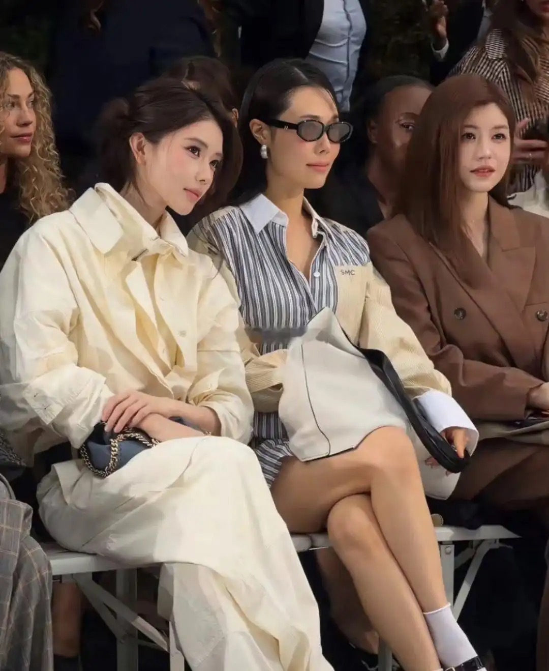 方圆和陈妍希同框，陈妍希看着也太出众了，40多岁的年纪坐在这，如果年轻十岁不可想