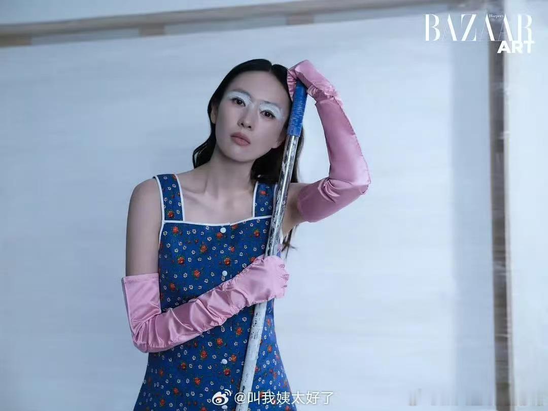 童瑶拍摄灵感是蜜语纪童瑶这波拍摄太会了！蓝裙配利落发型，活脱脱职场版许蜜语，镜头