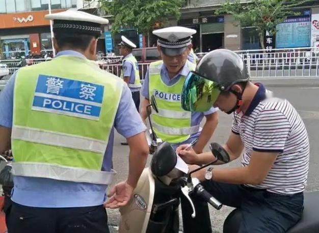 高兴早了？这几种电动车交警仍在严查，禁止上路不少车主以为电动车管控放宽，出行开