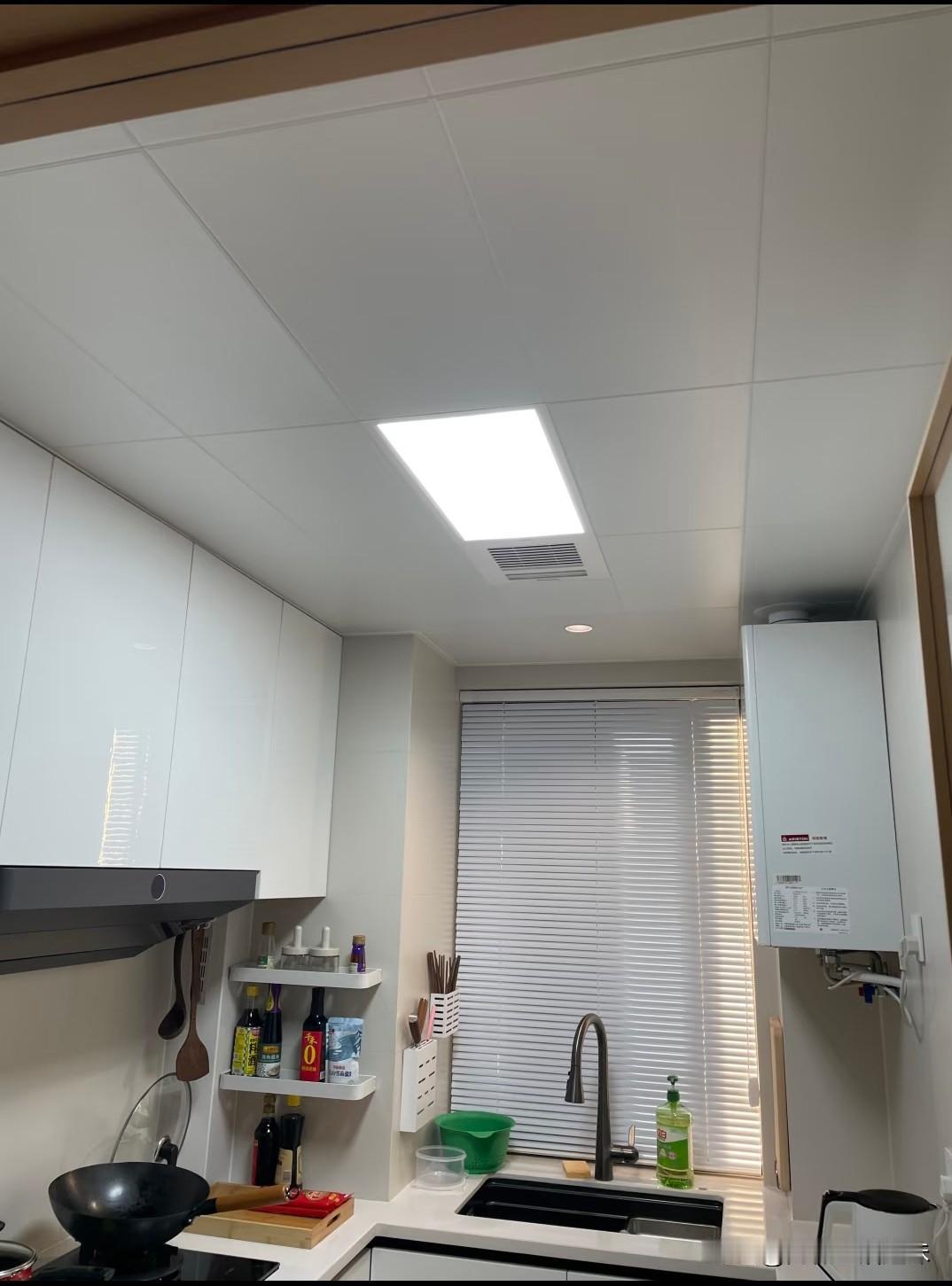 住我们家楼上的那户，厨房下水道堵了，请了位师傅过来敲开我家的门，说是需要从我家厨