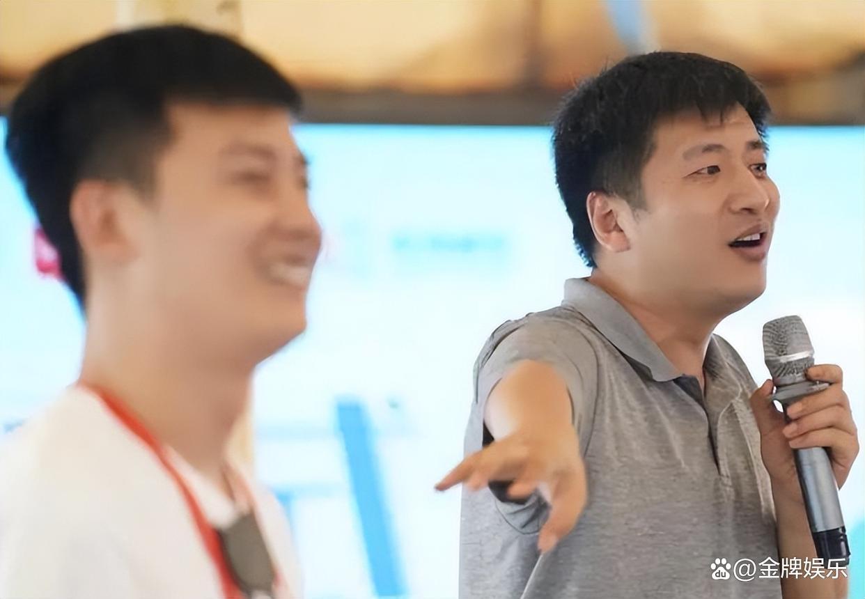 武亮直播间吃玉米，怎么吃着吃着就吃出了张老师的样子！有网友调侃，如果张老师