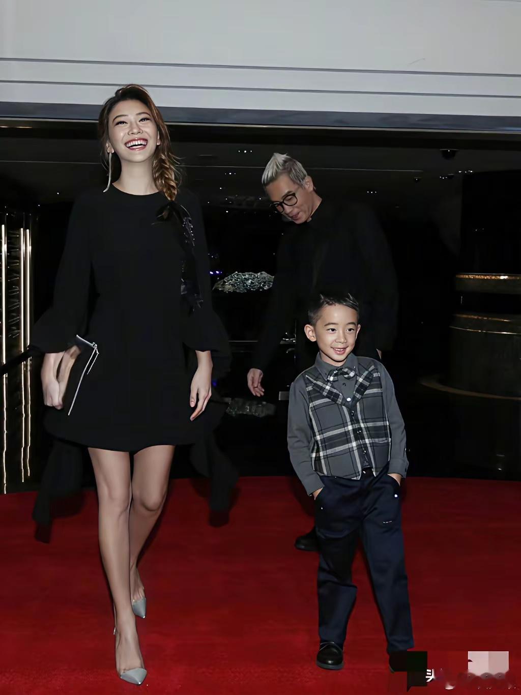 奉劝大家一句，千万不要被应采儿骗了，她根本不是大家看到的那种大大咧咧的样子​她实