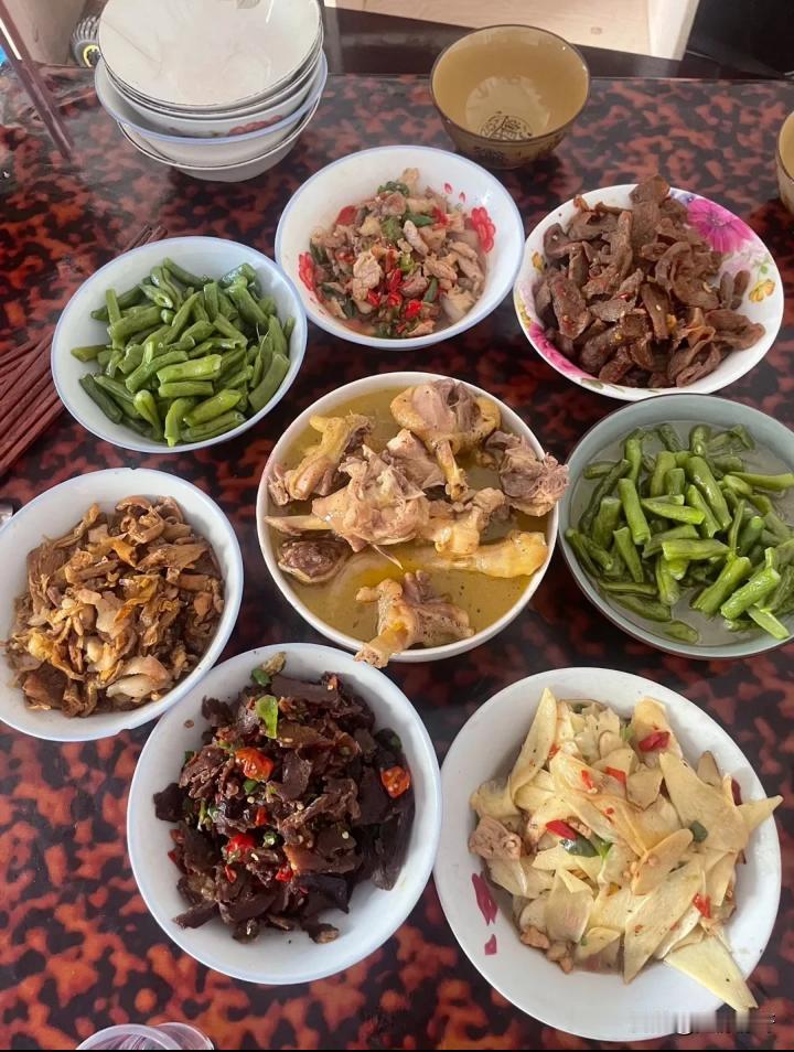 左边那桌菜比较清淡，右边那桌菜辣椒比较多，这两桌菜，你想吃哪个哪一桌？