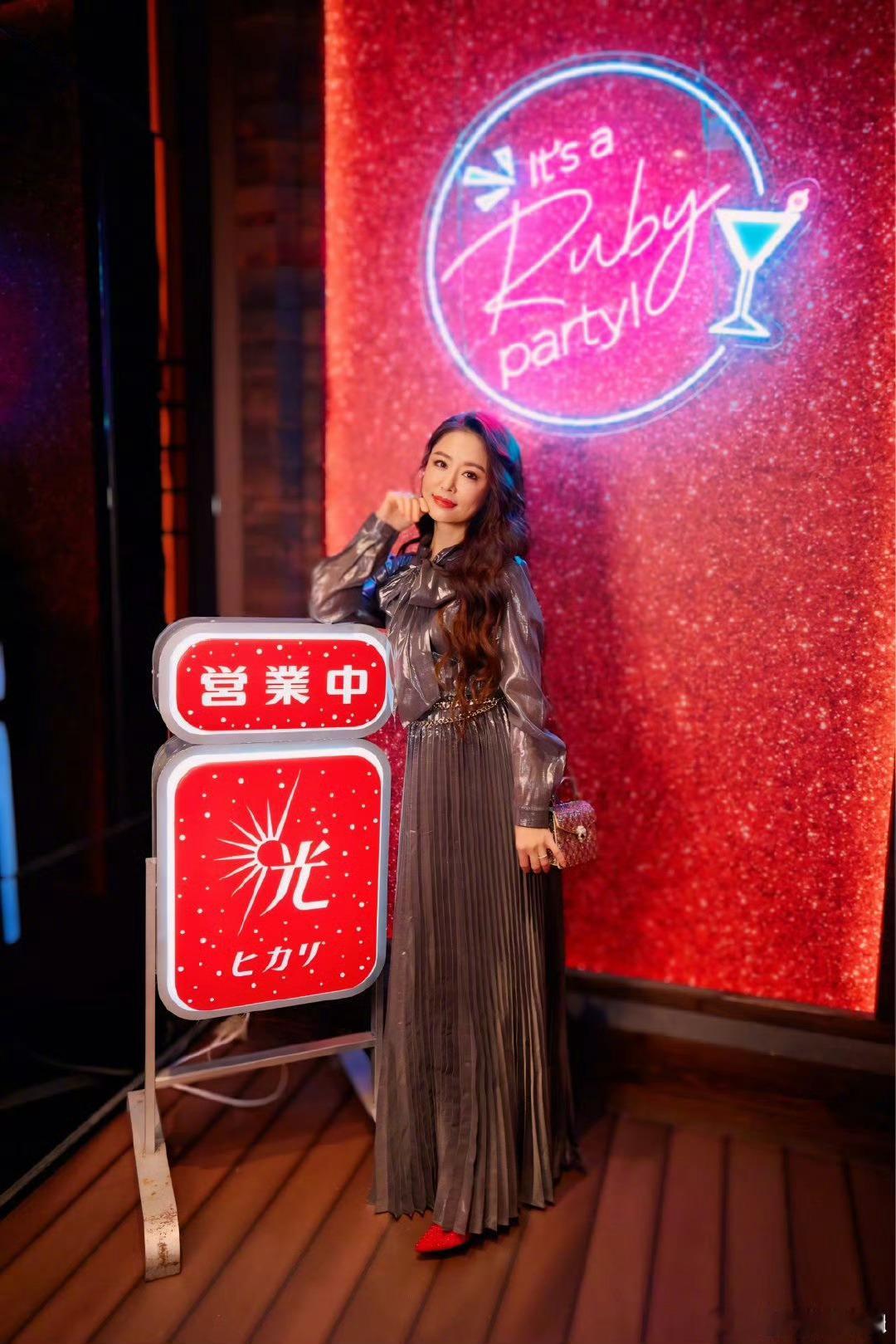 林心如50岁了林心如霍建华生日合唱29日晚，林心如在微博晒出50岁生日聚会的合照