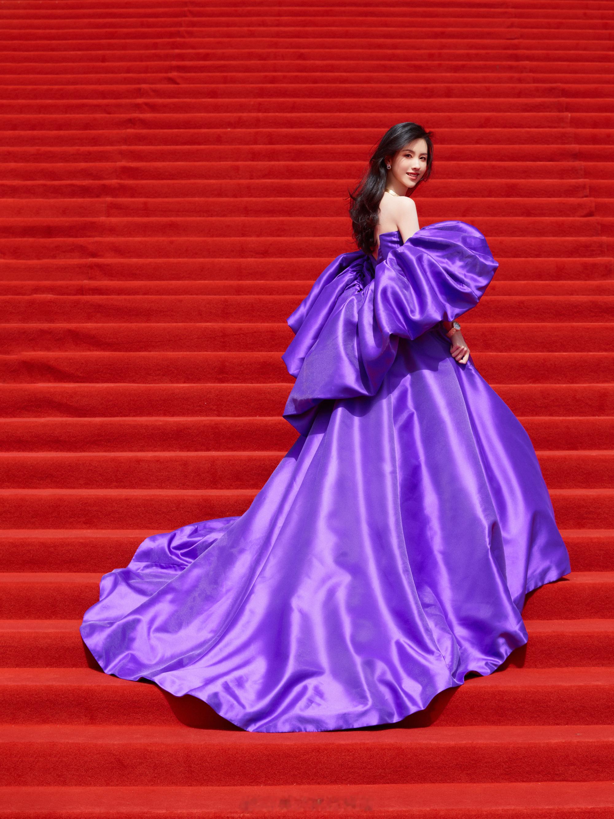 陈都灵旖旎春光紫色美人