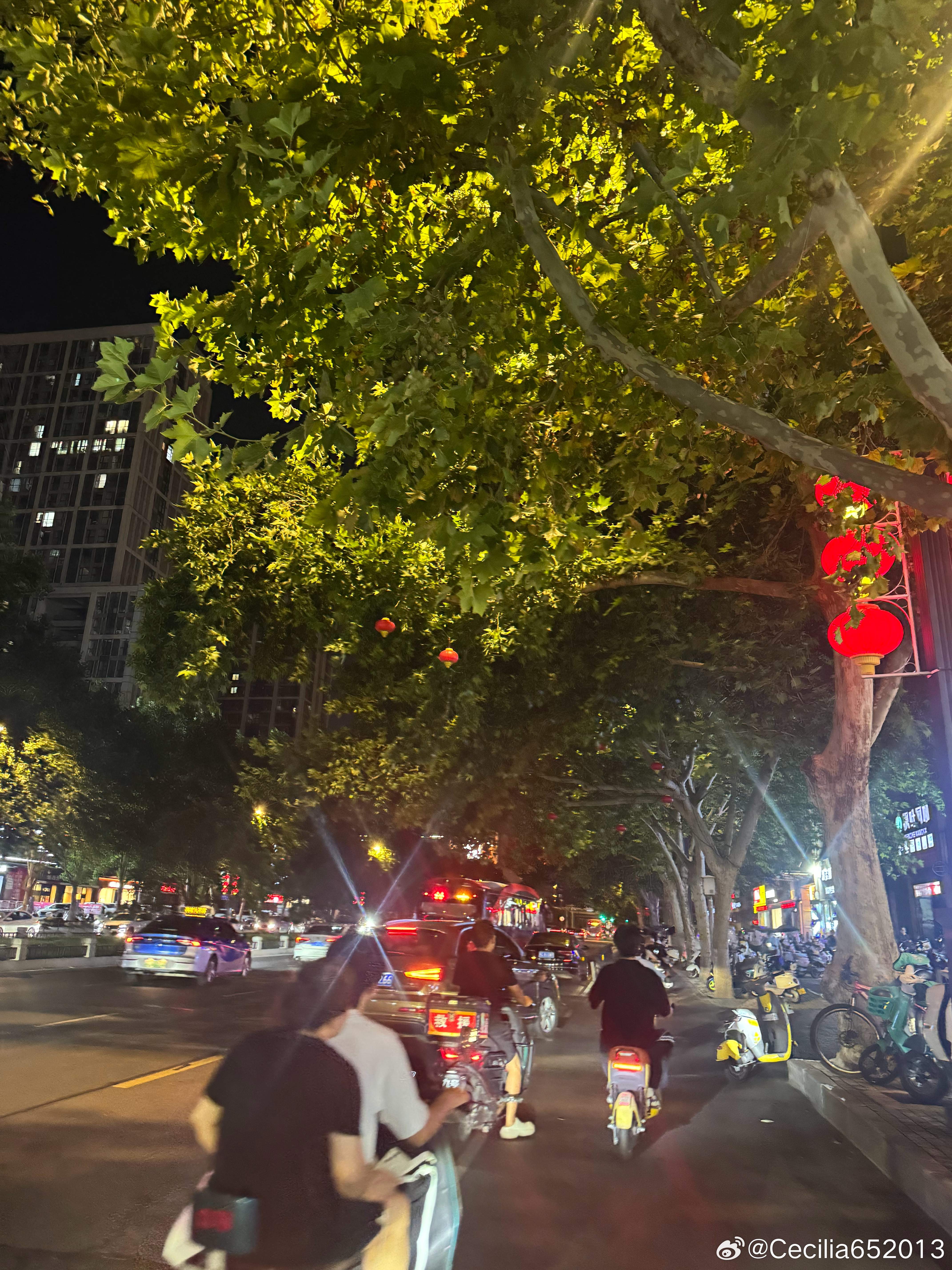 本来是中午去吃烤肉的，娃洗完澡头晕，等我们去的时候人家已经下班了。剩下的俩小时去拼豆，五点多我们拼完