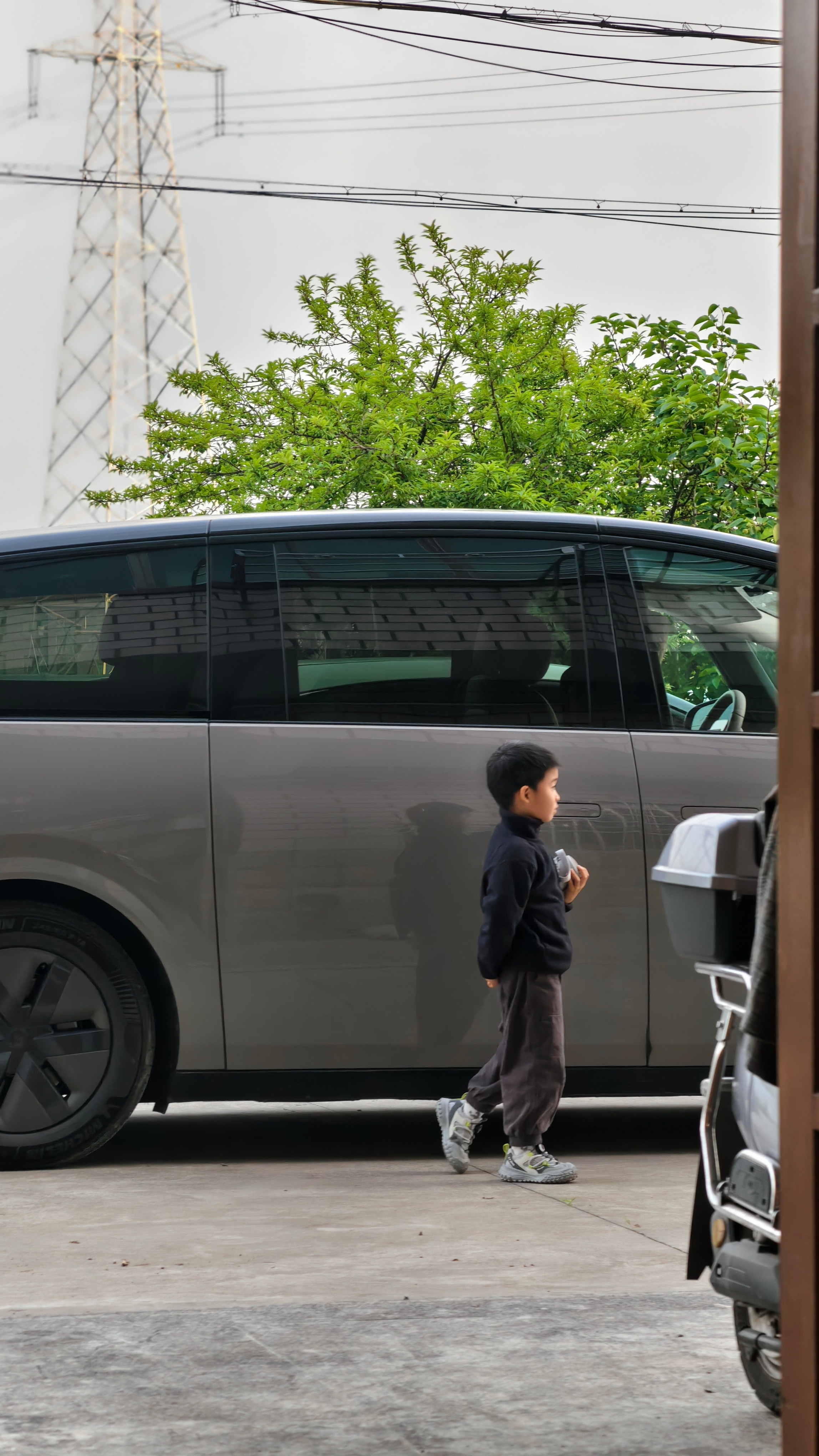 我心目中江浙沪家用唯一车的首选2022年：理想L9理由：可油可电，充电网络不完善，有增程可以保底。2