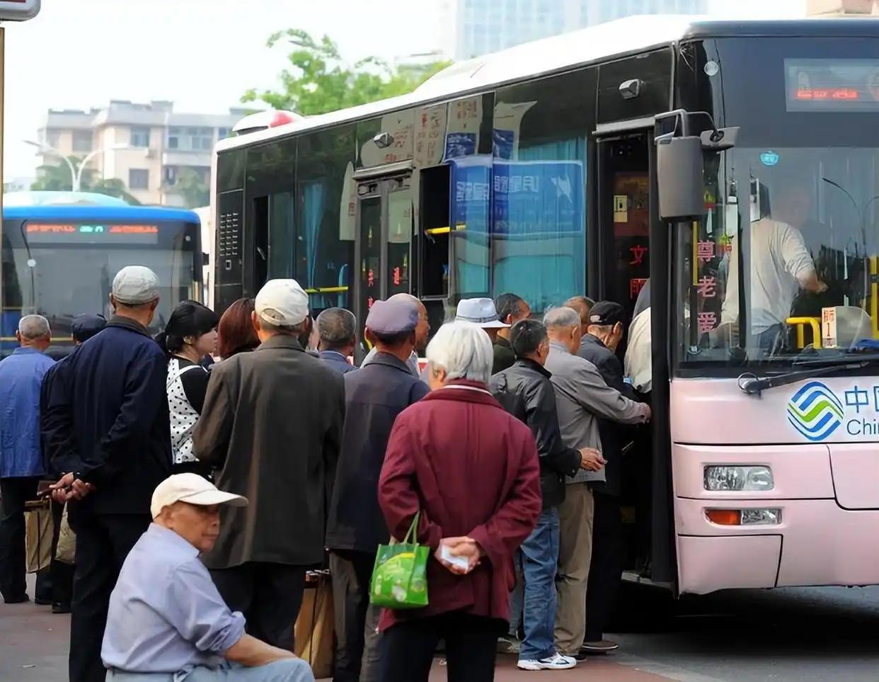 湖北武汉，78岁老人上公交车时想插队刷卡，前面的乘客察觉后往后顶了一下，导致老人
