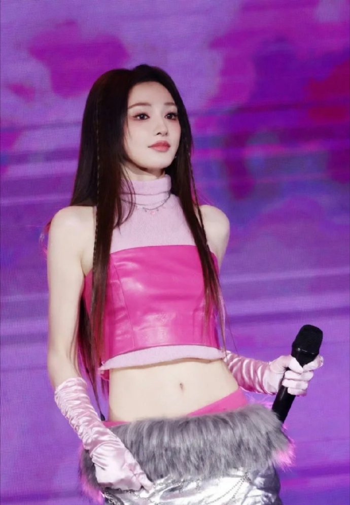 彭小苒这是把千禧年QQ秀穿进现实了吧！每套穿搭都戳中审美，鲜活灵动又吸睛，看一次