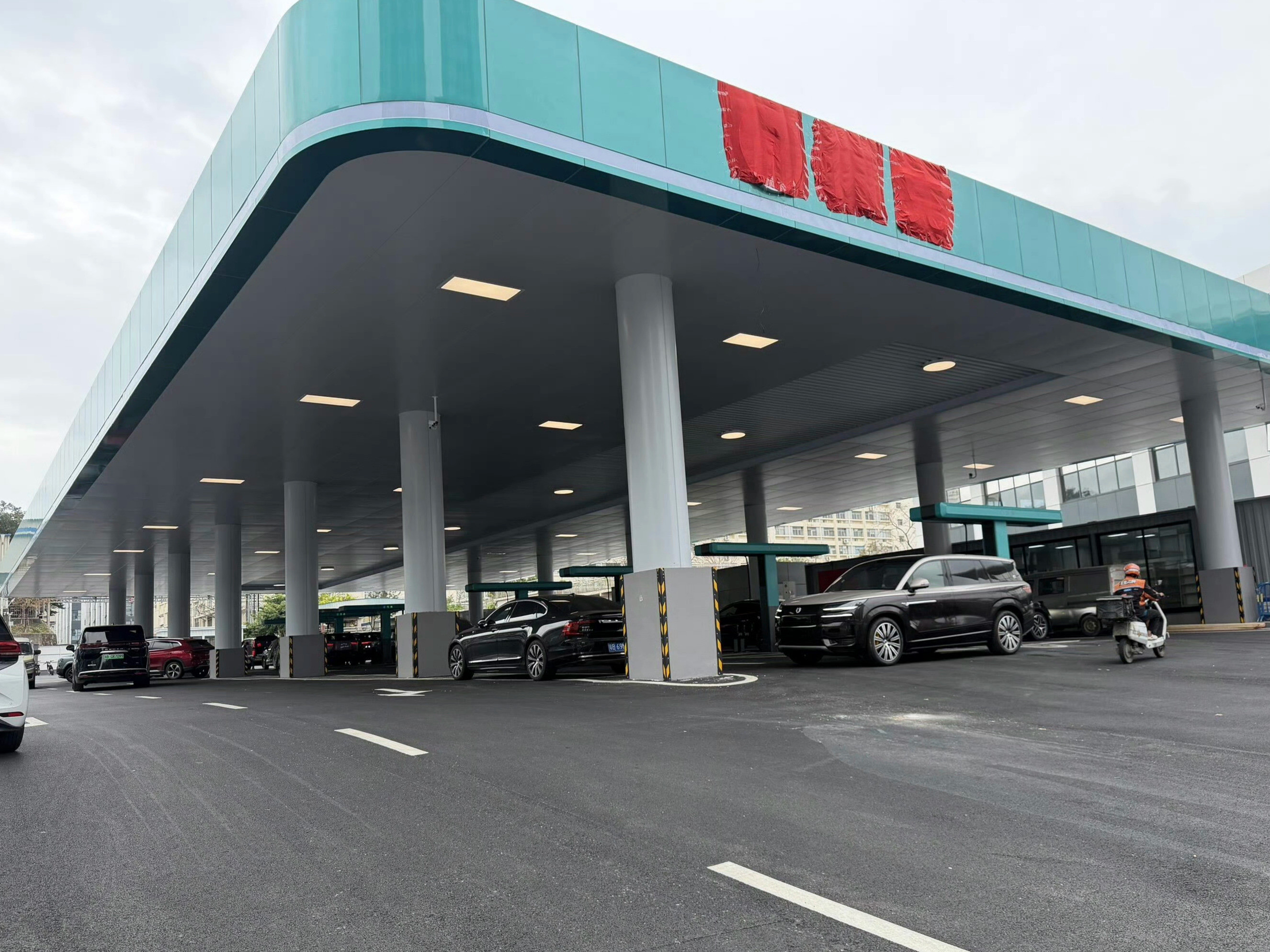 比亚迪这个闪充站看起来好有意思新能源时代的加油站