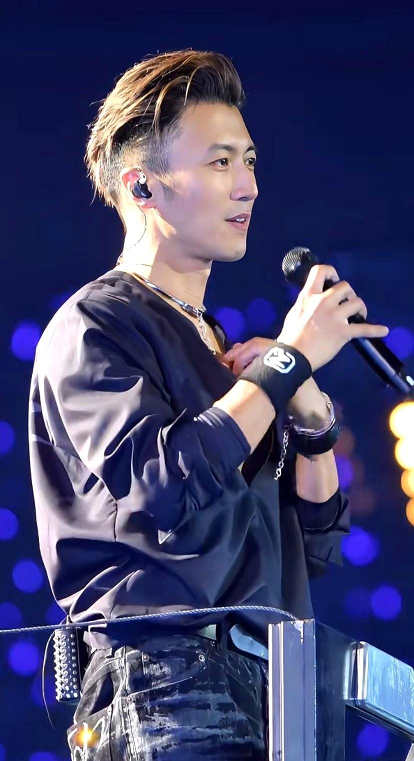 老天爷是公平的，给了谢霆锋一张顶配的脸。45岁了，皮肤紧致有光泽，骨相好到没