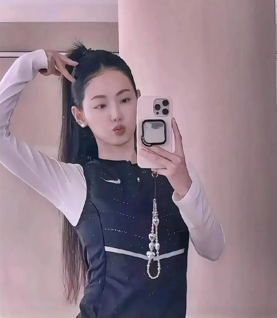 二十多岁的邵晴和三十几岁张嘉倪，这优势还得是张嘉倪。一是，张嘉倪和买超分开后，