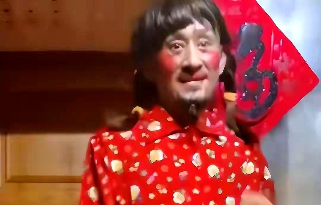 刷到阿宝的近况，愣了三秒。那个当年头上包着白毛巾，号称山沟沟里飞出的金凤凰……