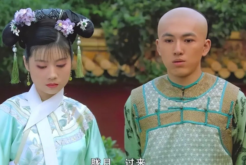 《甄嬛传》中的青樱对三阿哥是求而不得，而《如懿传》中的青樱却对三阿哥嗤之以鼻。