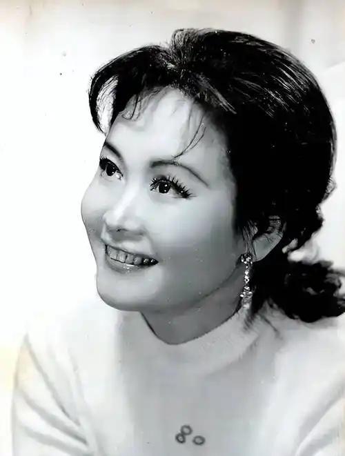 当年，李谷一嫁给金铁霖，婚后一直怀不上孩子，金铁霖主动提出离婚:“离婚吧，是我没