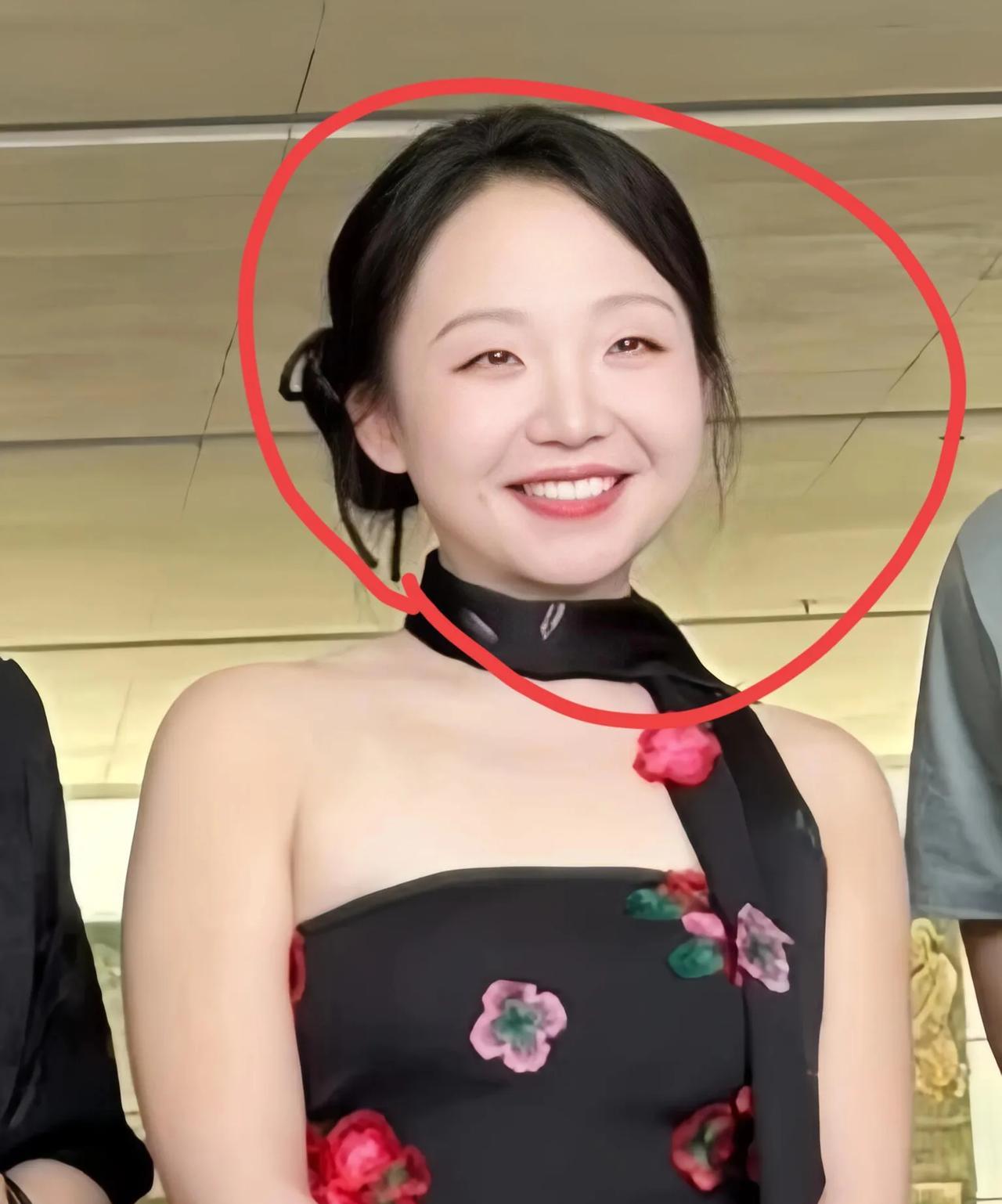 刷到辣目洋子的照片，真的被惊到！本人状态超棒，又阳光又白！搞不懂为啥有人