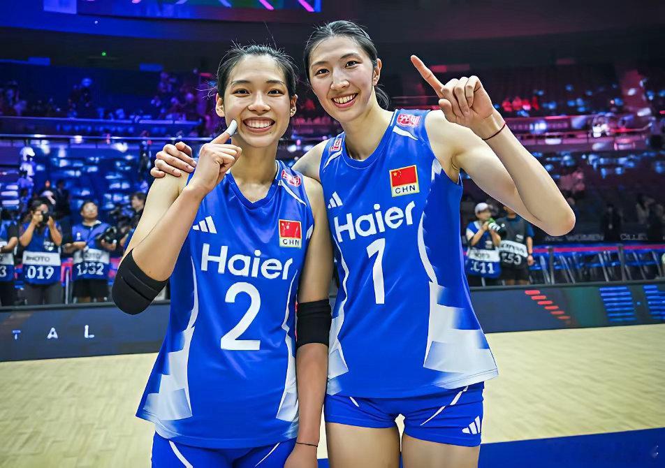 中国女排无缘冠军！泰国女排25-20拿下第一局！中国女排25-11扳平比分！第三