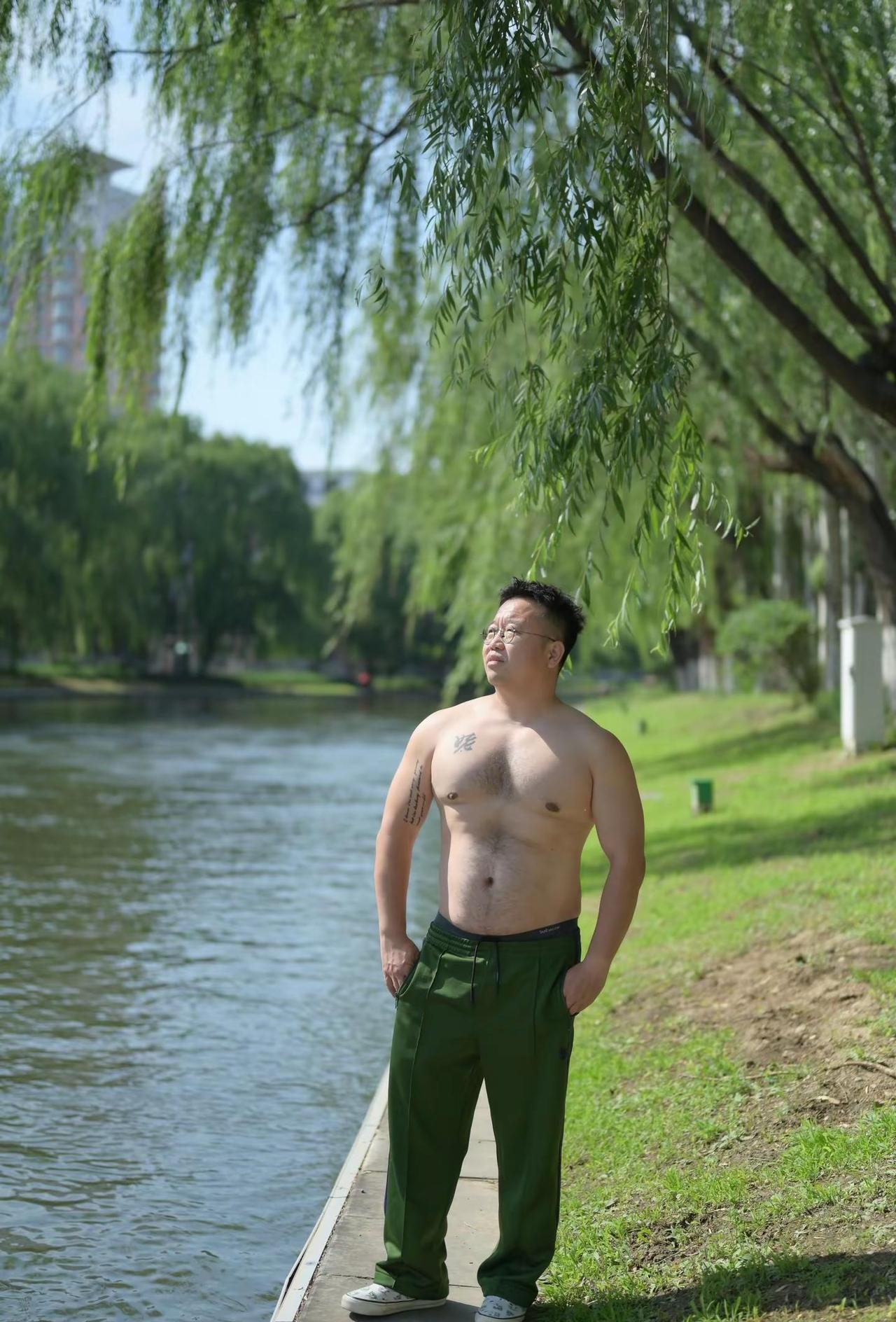 护城河—沈阳。你的沈阳生活瞬间沈阳街拍壮壮的身材健身户外穿搭