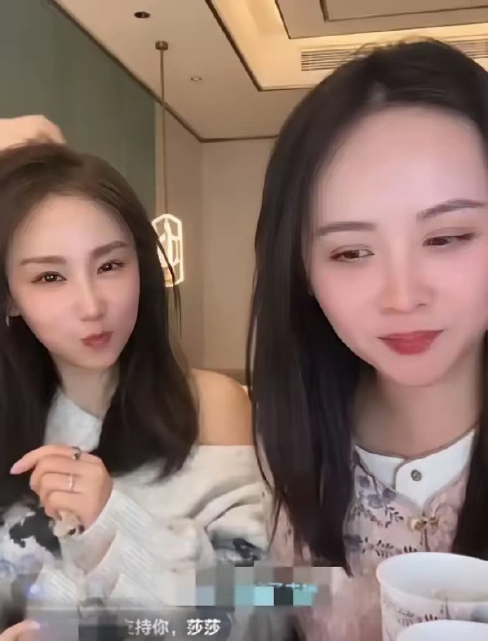 邓莎直播回应和路行的财产分割问题。自己净身出户，现在住的别墅其实是在郊区的自建房