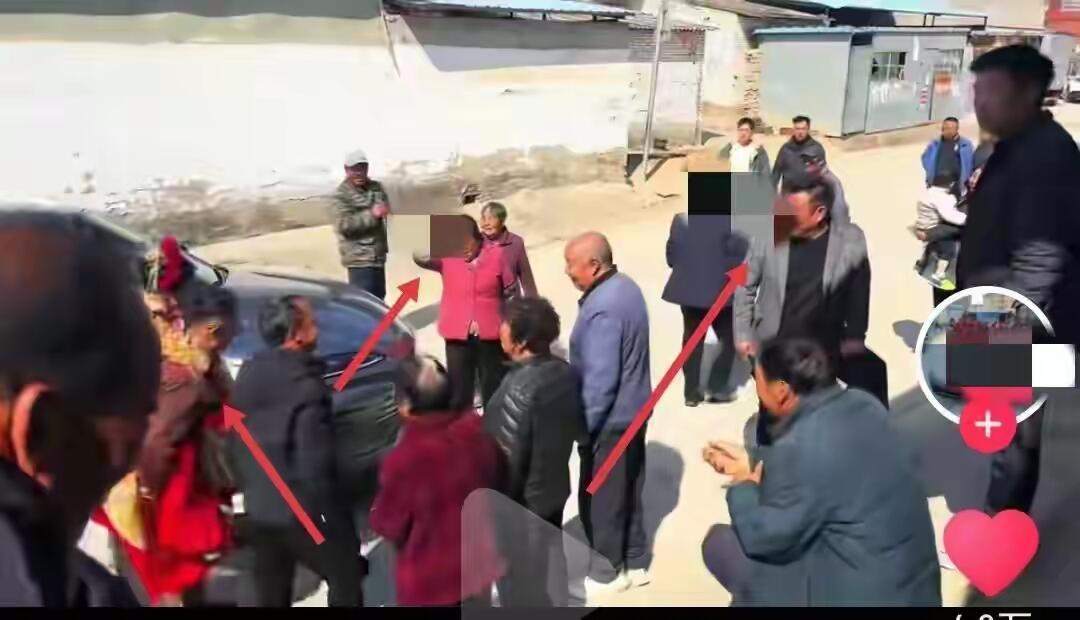 国庆期间山东曹县出了件挺逗的事——俩婚车队在一个窄涵洞碰上了，路只够过一辆车，结