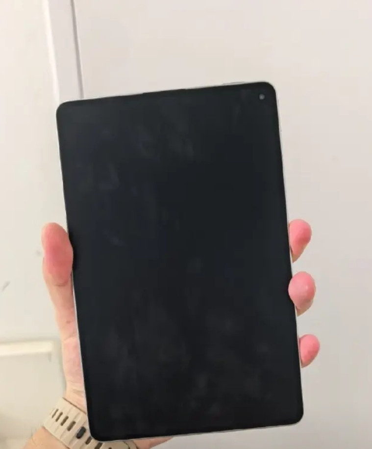 华为小平板大手机，居然单手可握，上手效果挺棒，不用担心太宽了。窄边框让整体尺寸